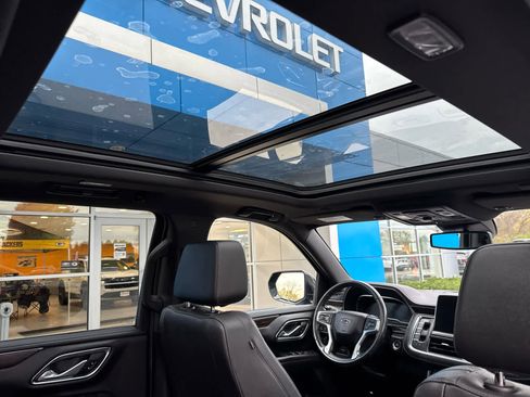 Certified 2023 Chevrolet Suburban Z71 w/ Luxury Package image 8