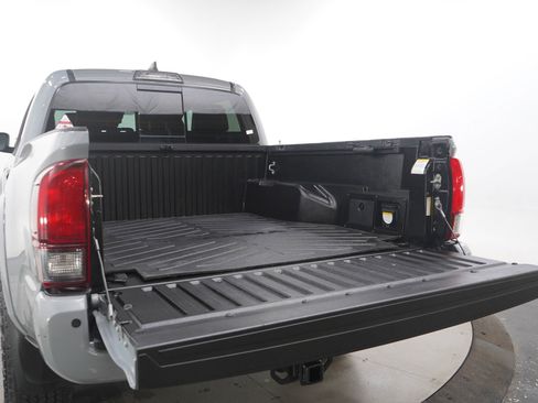 Used 2019 Toyota Tacoma TRD Sport image 15