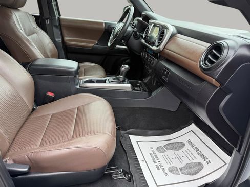 Used 2017 Toyota Tacoma Limited w/ Tow Package image 26