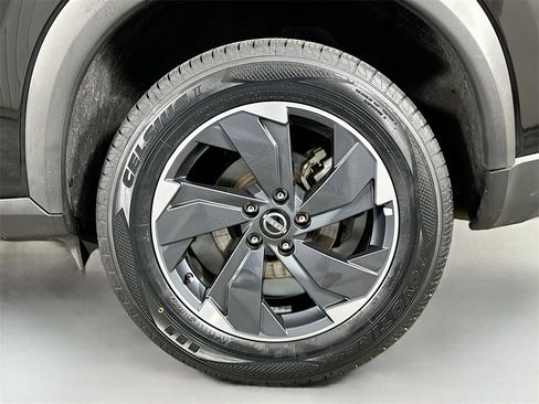 Used 2024 Nissan Rogue SV image 27