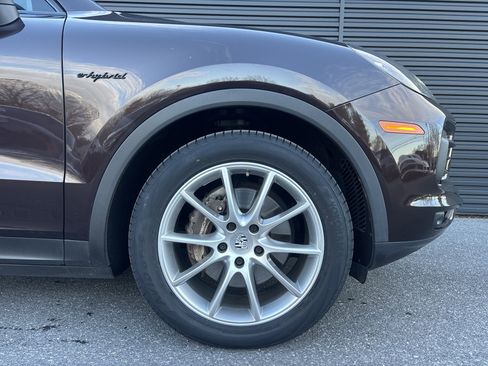 Certified 2022 Porsche Cayenne E-Hybrid AWD/4WD image 9
