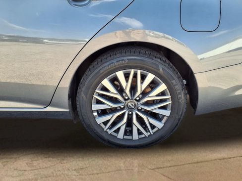 Used 2025 Nissan Altima 2.5 SV FWD image 25