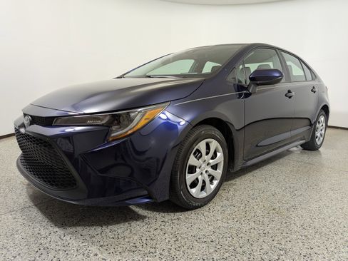 Used 2022 Toyota Corolla LE image 3