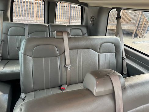 Used 2017 Chevrolet Express 3500 LS image 32