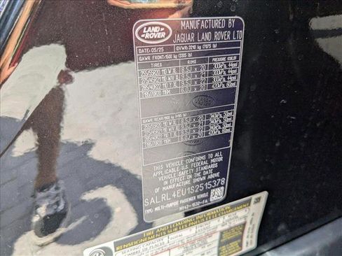 New 2025 Land Rover Discovery Dynamic SE image 17