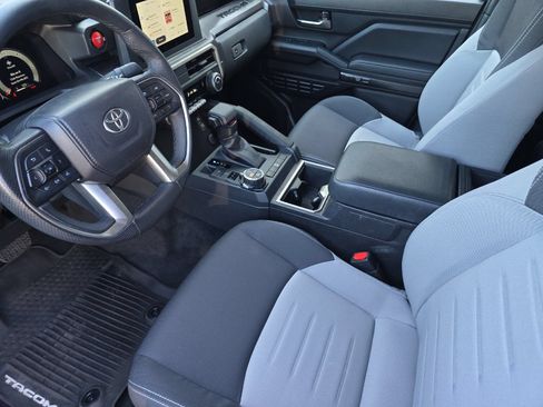 Used 2025 Toyota Tacoma TRD Off-Road AWD/4WD image 9