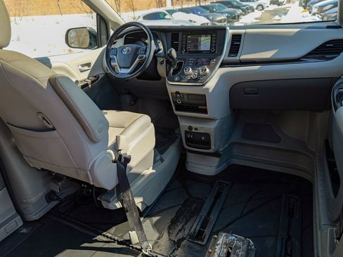 Used 2018 Toyota Sienna XLE w/ XLE Navigation Package FWD image 34