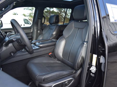 Used 2024 Jeep Wagoneer L Series II w/ Premium Group I image 13