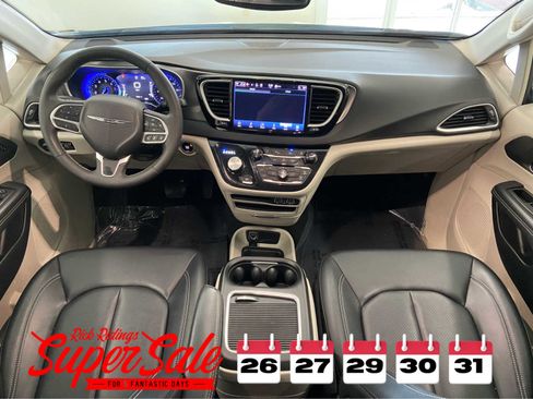 Used 2024 Chrysler Pacifica Touring-L image 19