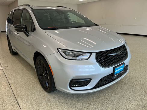 Used 2023 Chrysler Pacifica Limited w/ Uconnect Theater Family Group image 3