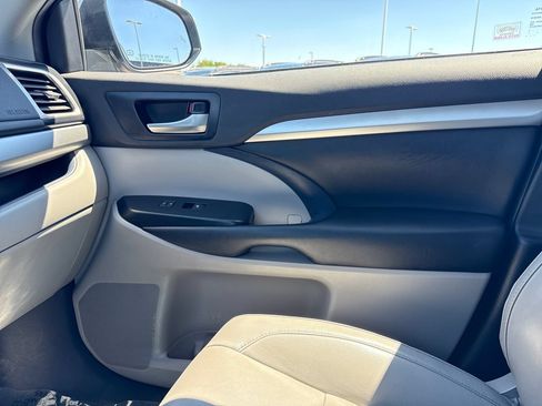 Used 2019 Toyota Highlander XLE FWD image 27
