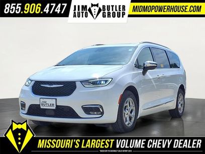 Used 2023 Chrysler Pacifica Limited w/ Uconnect Theater Family Group