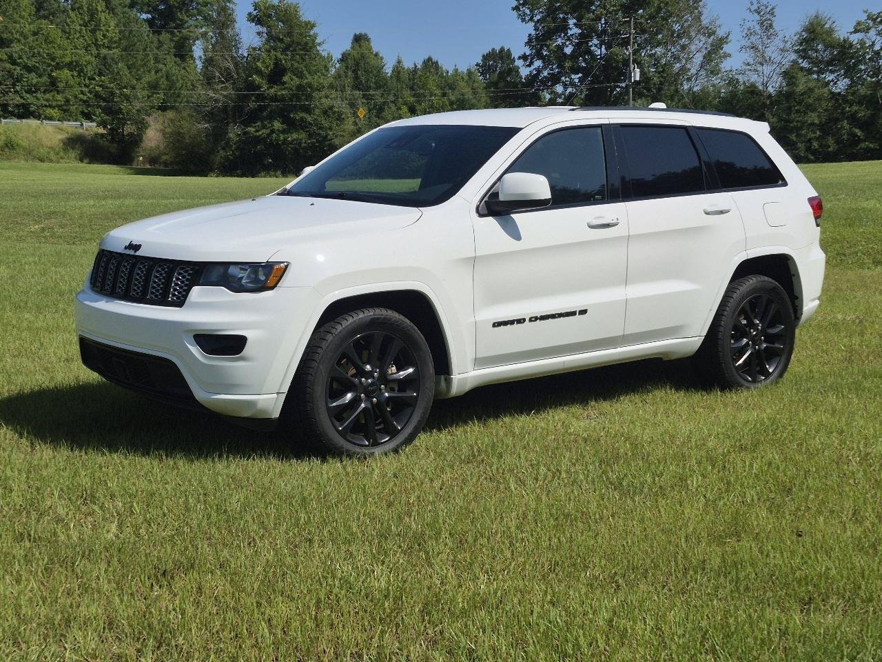 Used 2022 Jeep Grand Cherokee Laredo X RWD image 3