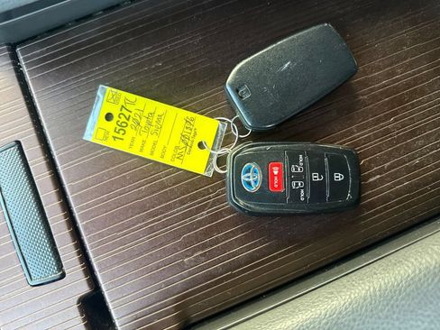 Used 2021 Toyota Sienna LE AWD/4WD image 31