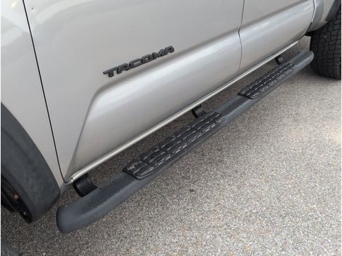 Used 2017 Toyota Tacoma TRD Off-Road image 10