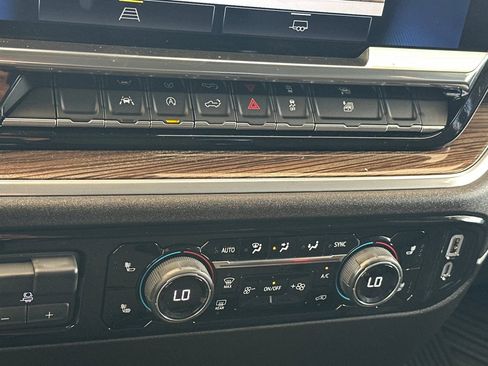 Used 2025 Chevrolet Silverado 1500 LT AWD/4WD image 19