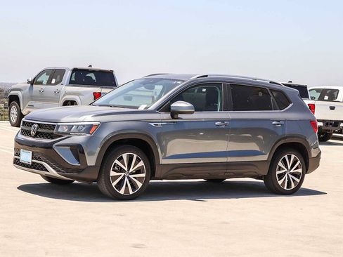 Certified 2024 Volkswagen Taos SE FWD image 1
