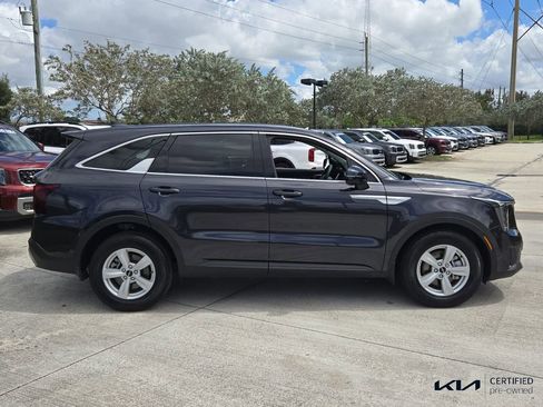 Certified 2025 Kia Sorento LX image 4