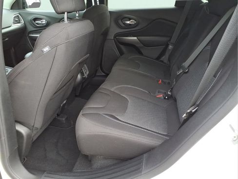 Used 2021 Jeep Cherokee Latitude AWD/4WD image 16