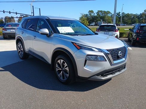 Used 2023 Nissan Rogue SV image 3