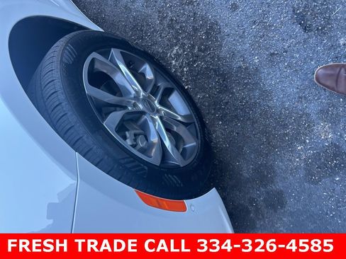 Used 2021 Chrysler Pacifica Pinnacle image 2