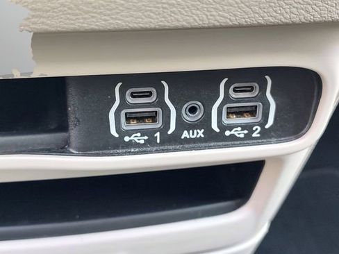 Used 2024 Chrysler Pacifica Touring-L FWD image 9