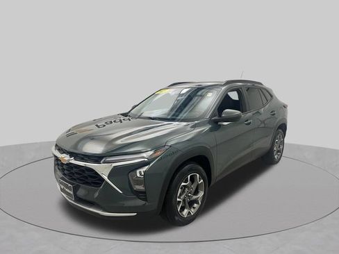 Used 2025 Chevrolet Trax LT w/ Driver Confidence Package FWD image 3