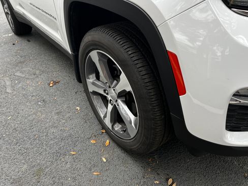 Used 2024 Jeep Grand Cherokee Limited image 11