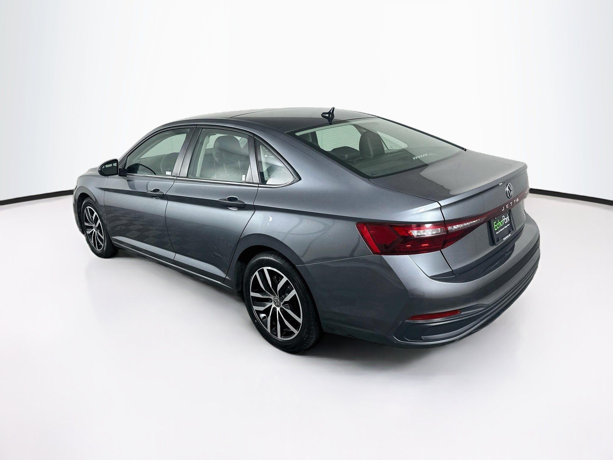 Used 2025 Volkswagen Jetta SE FWD image 5