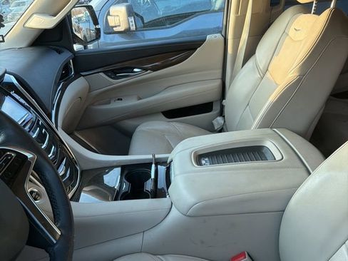 Used 2020 Cadillac Escalade Luxury image 12