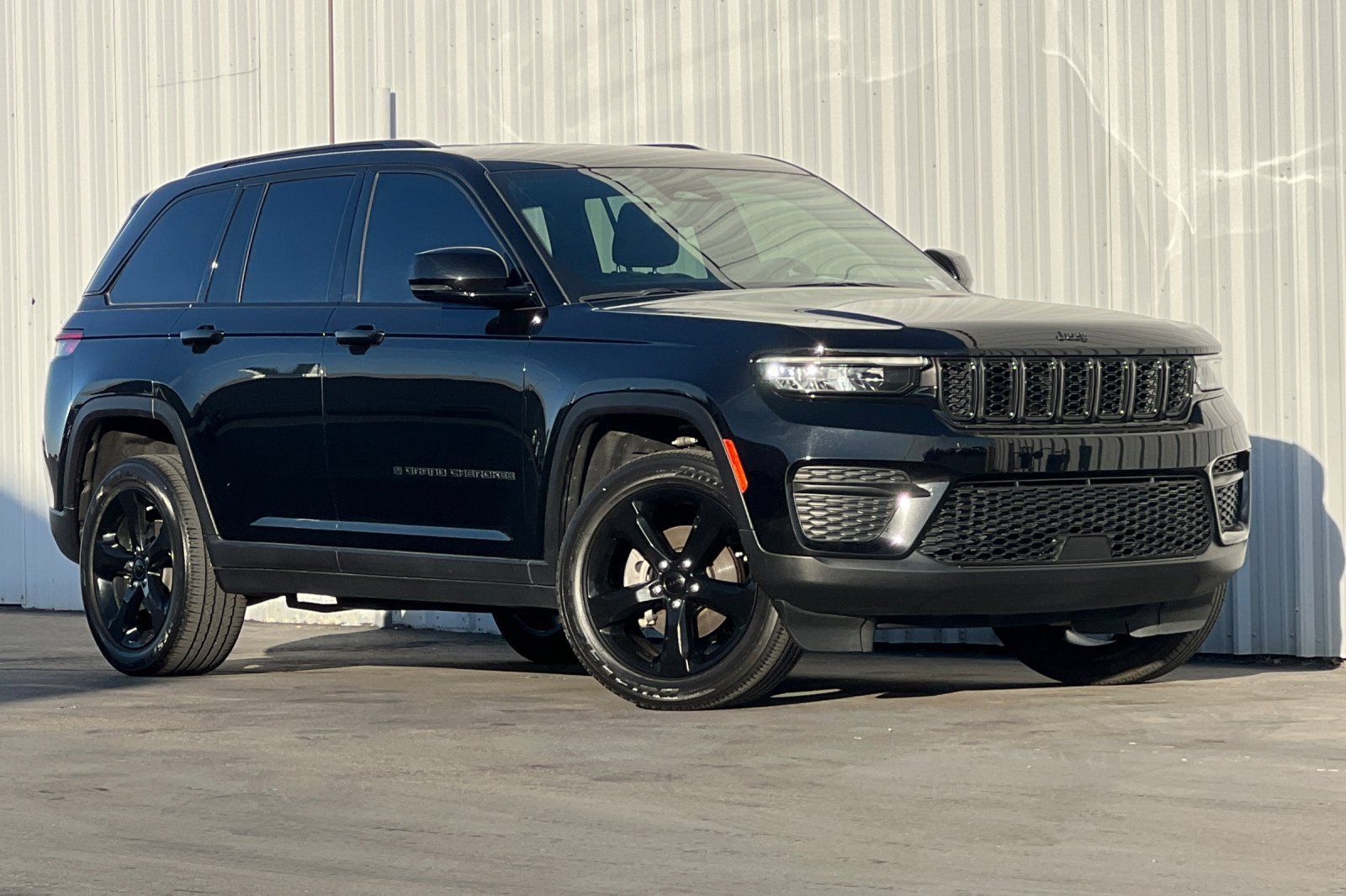 Used 2023 Jeep Grand Cherokee Altitude AWD/4WD image 2