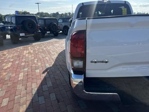 Used 2022 Toyota Tacoma SR5 AWD/4WD image 10
