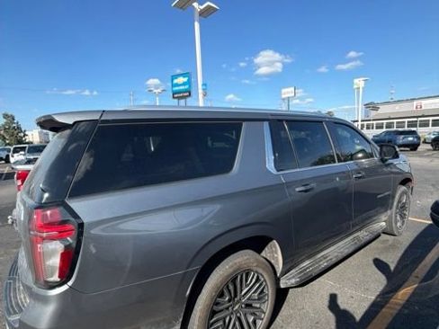 Used 2021 Chevrolet Suburban LT w/ LT Signature Plus Package AWD/4WD image 4