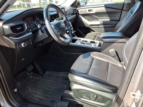 Used 2022 Ford Explorer XLT w/ Equipment Group 202A AWD/4WD image 10
