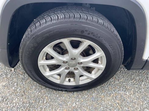 Used 2015 Jeep Cherokee Latitude AWD/4WD image 28