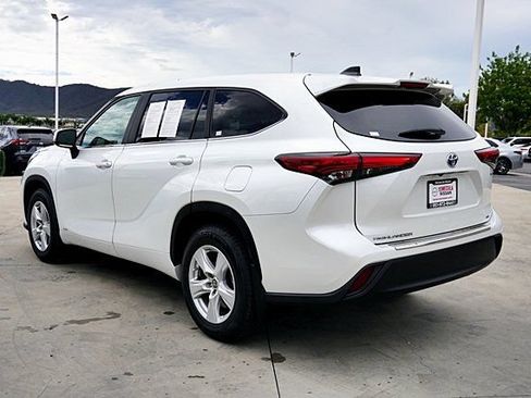 Used 2023 Toyota Highlander LE AWD/4WD image 6