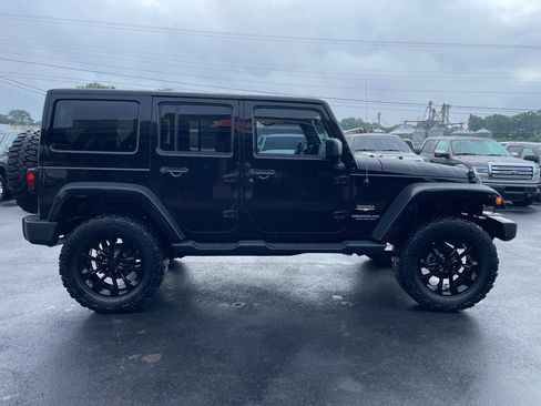 Used 2015 Jeep Wrangler Unlimited Sahara w/ Connectivity Group AWD/4WD image 5