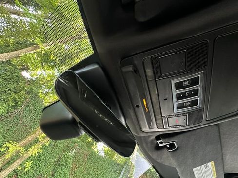 Used 2020 Land Rover Discovery SE image 27