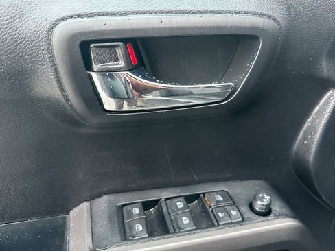 Used 2021 Toyota Tacoma TRD Sport w/ Technology Package image 11