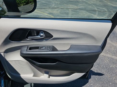 Used 2023 Chrysler Pacifica Touring-L FWD image 13