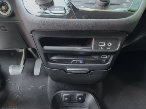 Used 2017 Chrysler Pacifica Limited FWD image 61