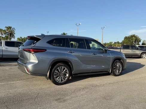 Used 2021 Toyota Highlander Platinum FWD image 5