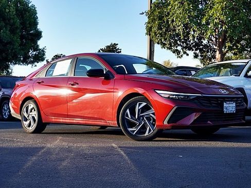 Used 2025 Hyundai Elantra Sport image 2