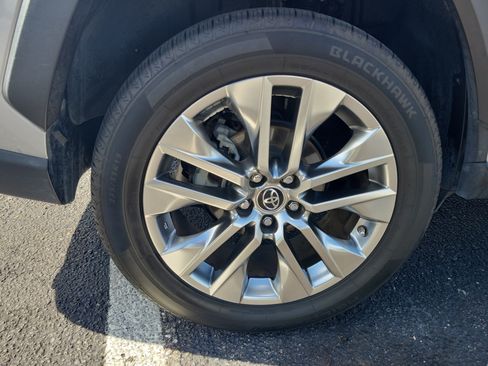 Used 2019 Toyota RAV4 XLE Premium FWD image 7