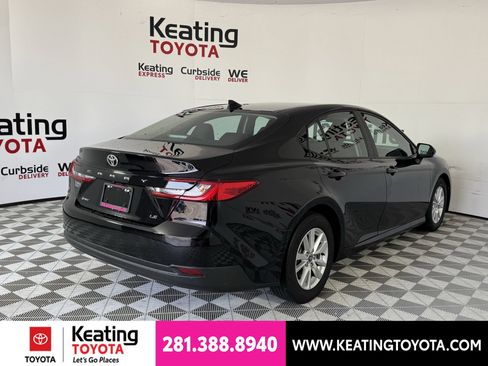 Used 2025 Toyota Camry LE FWD image 5