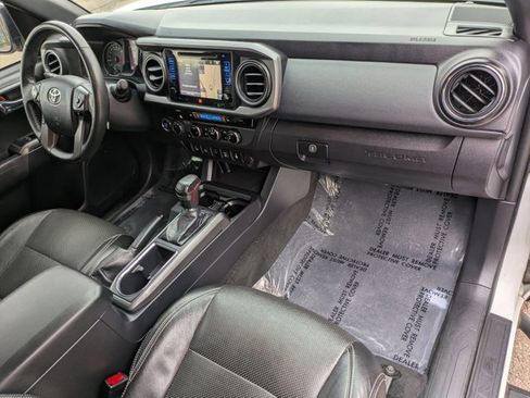 Used 2017 Toyota Tacoma TRD Off-Road AWD/4WD image 23