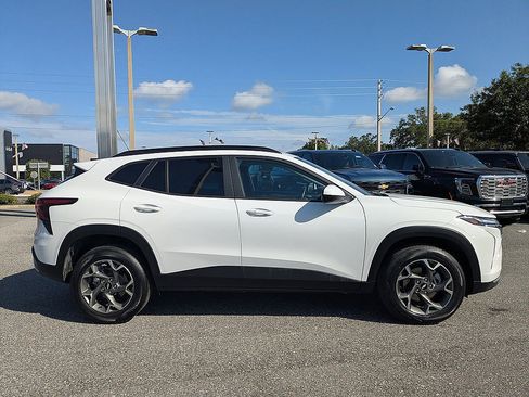 Certified 2025 Chevrolet Trax LT w/ LT Convenience Package FWD image 2