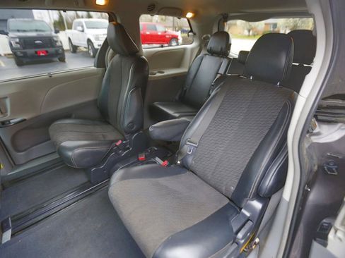 Used 2014 Toyota Sienna SE FWD image 11