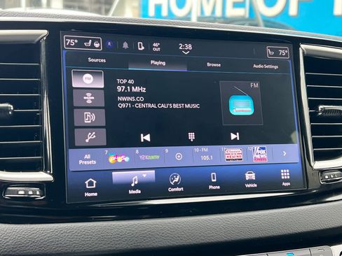 Used 2024 Chrysler Pacifica Touring-L image 19