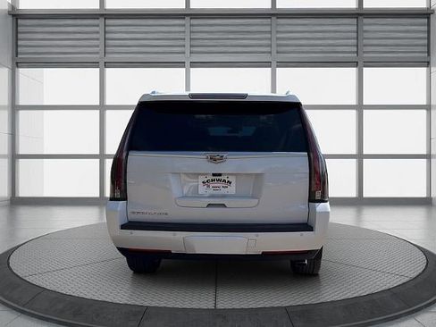 Used 2018 Cadillac Escalade ESV Premium Luxury w/ LPO, Radiant Package AWD/4WD image 5
